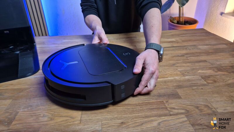 Der ECOVACS DEEBOT T50 OMNI Roboter ist in der Nahaufnahme zu sehen.